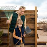 Średnio strzał mężczyzna i dziecko z miotłą