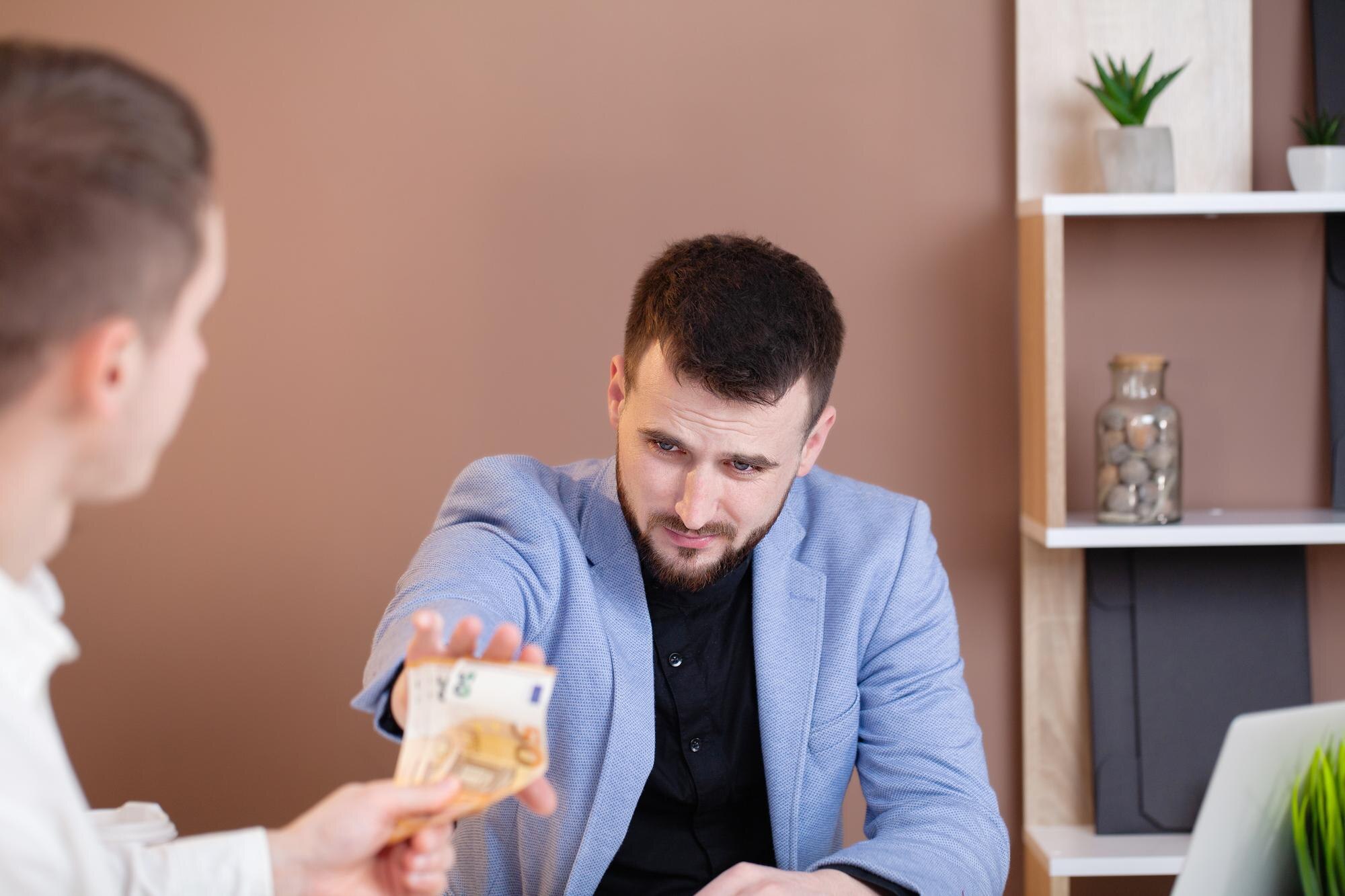 Biznesmen odmawia przyjęcia łapówki koncepcja korupcji i przeciwdziałania łapówkarstwu