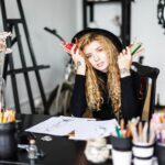 Romantyczna blondynka z długimi kręconymi włosami