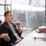 Osoba świętująca urodziny w biurze