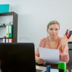 Kobieta biznesu pracownik biurowy ze zszywaczem w swoim miejscu pracy w biurze