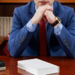 Biznesmen pracujący z dokumentami w biurze w eleganckim studium biurowym