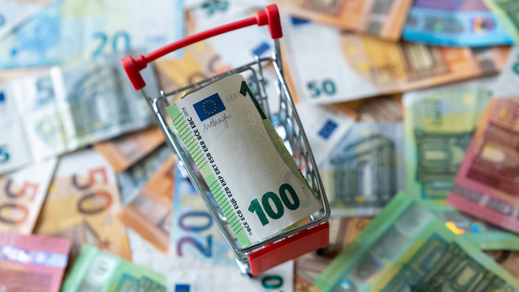 Z góry widok banknotów euro na minimalistycznym koszyku na szarej powierzchni koncepcja zakupów