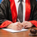 Sędzia młotkowy z bliska z prawnikiem pracującym na sali sądowej