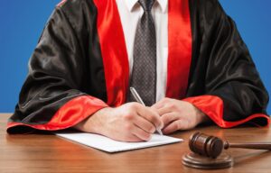 Sędzia młotkowy z bliska z prawnikiem pracującym na sali sądowej