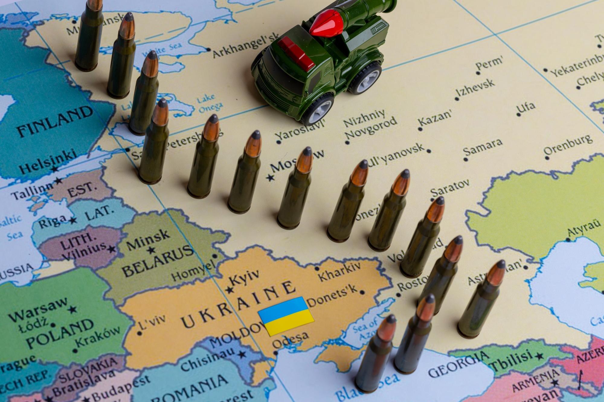 Atak wojskowy na Ukrainę Pojazdy bojowe w pobliżu mapy Ukrainy