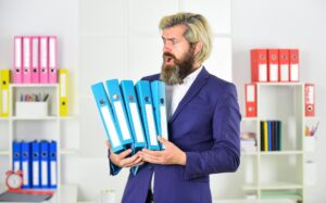 Zabranie premii regulaminowej – kiedy pracodawca narusza przepisy?