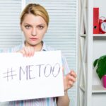 Ja też ruch społeczny Skarga na dyskryminację Statystyka napaści na kobiety Kobieta spokojna twarz trzymaj plakat napis hashtag mnie też Napaść ofiara nękanie w miejscu pracy Pracownik dzieli się historią napaści