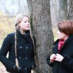 Młoda dziewczyna na spacerze w jesiennym ogrodziexA