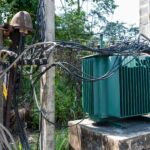 Punkt energii elektrycznej w Azji ze starymi przewodami
