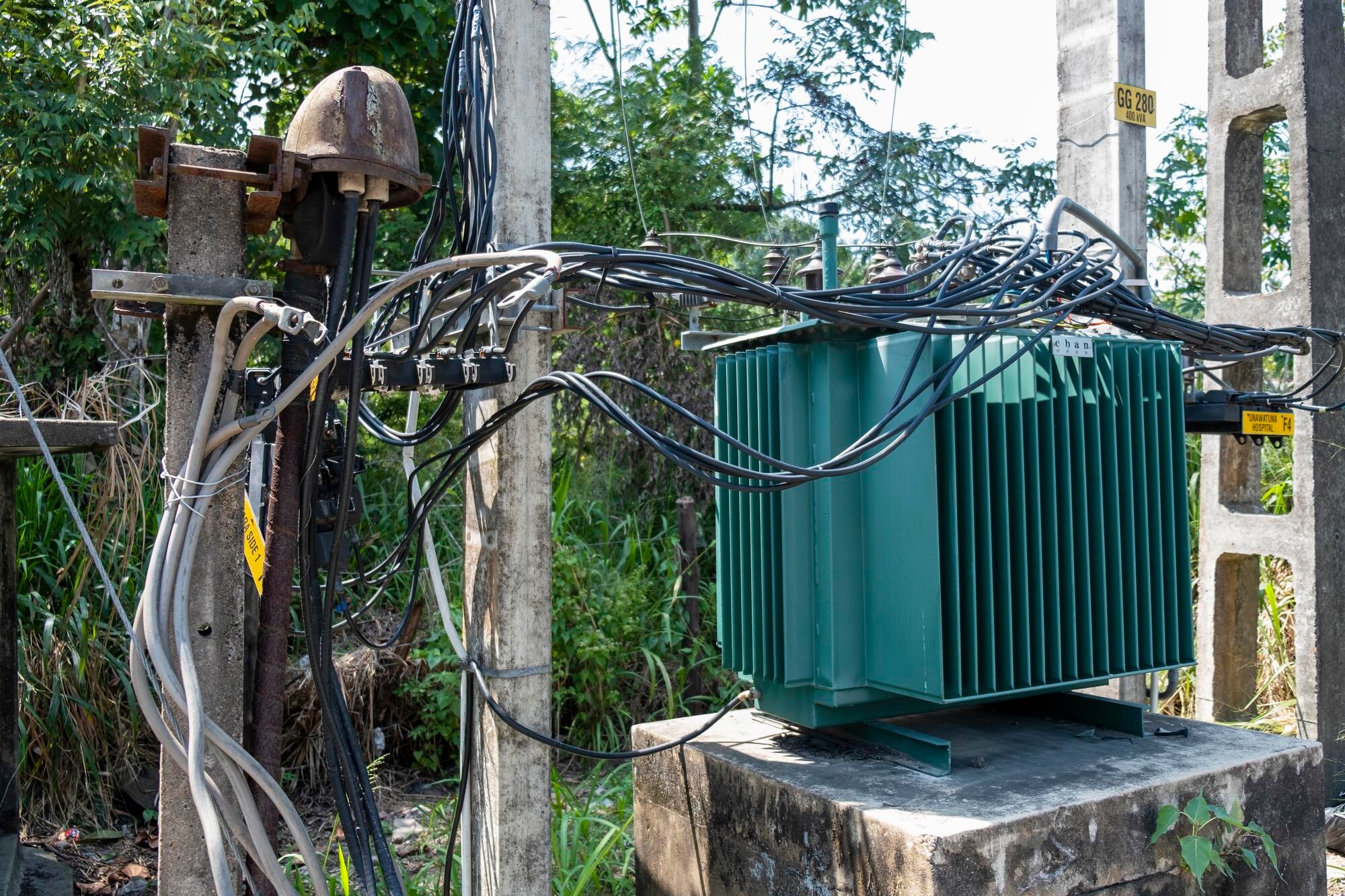 Punkt energii elektrycznej w Azji ze starymi przewodami