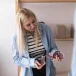 Młoda kobieta z fragmentami ulubionej talerza ceramicznych naczyń stołowych problem złamany talerz w domu niebezpieczny dla dzieci