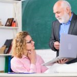 Nowoczesna szkoła Nauczanie prywatne lekcje świetny sposób na dzielenie się wiedzą Mężczyzna dojrzały nauczyciel w szkole i beztroska uczennica z laptopem Liceum uniwersyteckie Komunikuj się wyraźnie i skutecznie