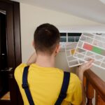 Męski technik czyści lotniczego conditioner indoors