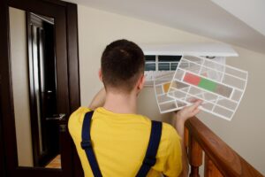 Męski technik czyści lotniczego conditioner indoors