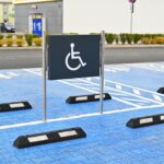 Państwowe miejsca parkingowe dla osób niepełnosprawnych z oznakowaniem drogowym i oznakowaniem na obszarze miejskim