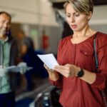 Średnio dorosła kobieta czuje się zszokowana kosztami naprawy samochodu w warsztacie