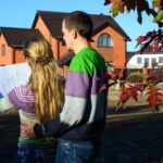 Młoda Para Patrzy W Domu Plany