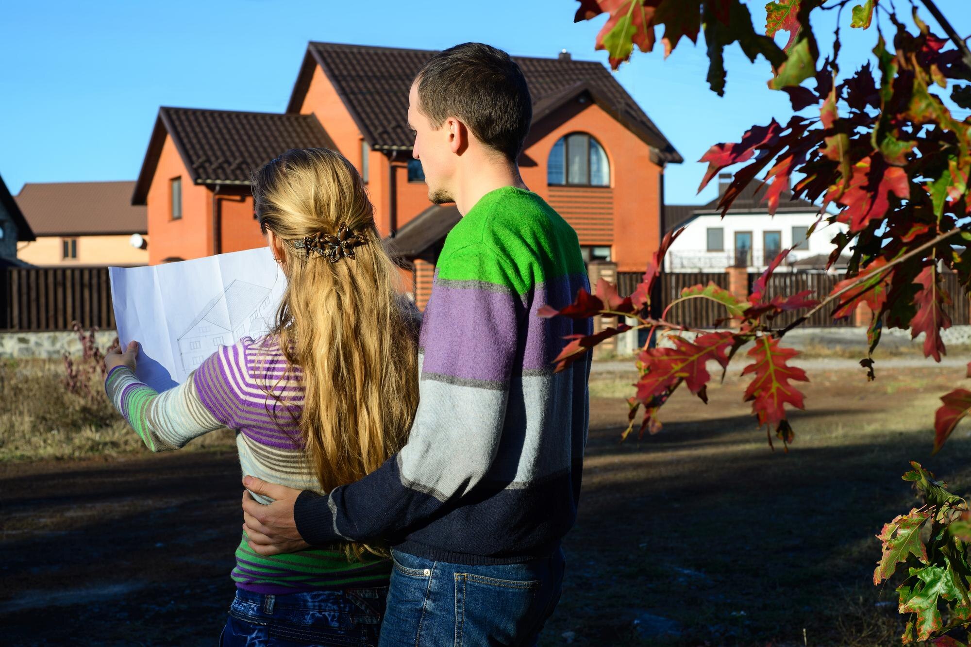 Młoda Para Patrzy W Domu Plany