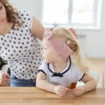 Matka naprawiająca córkę głuchotę z implantem ślimakowym i innowacyjną koncepcję różnorodności