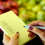 Uwielbiam robić listy Przycięty obraz kobiecej dłoni trzymającej listę zakupów