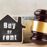 Koncepcja nieruchomości Kup lub wynajmij młotek i model domu