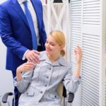 Kobieta w biurze i jej pożądliwy szef Pożądliwy szef dotyka Szalony na kolegę