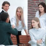 Partnerzy biznesowi prowadzący warsztaty w biurze