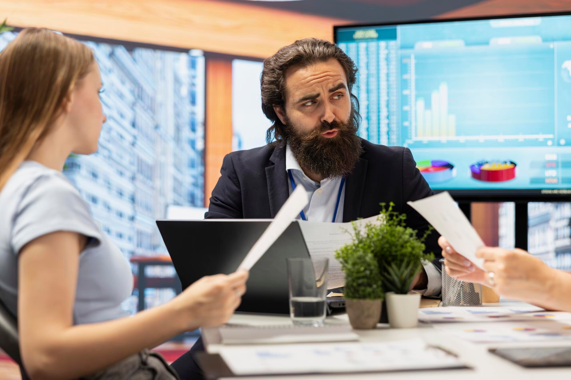Doradca finansowy w biurze spotyka się z klientami, prowadząc ich w handlu akcjami