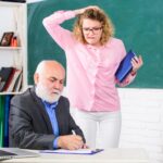Życie uczniów Student zdenerwowany znakiem Koncepcja edukacji szkolnej Sprawdź pracę domową Nauczyciel i uczeń w klasie Uczennica przy tablicy Jej esej pełen błędów Koncepcja niepowodzenia