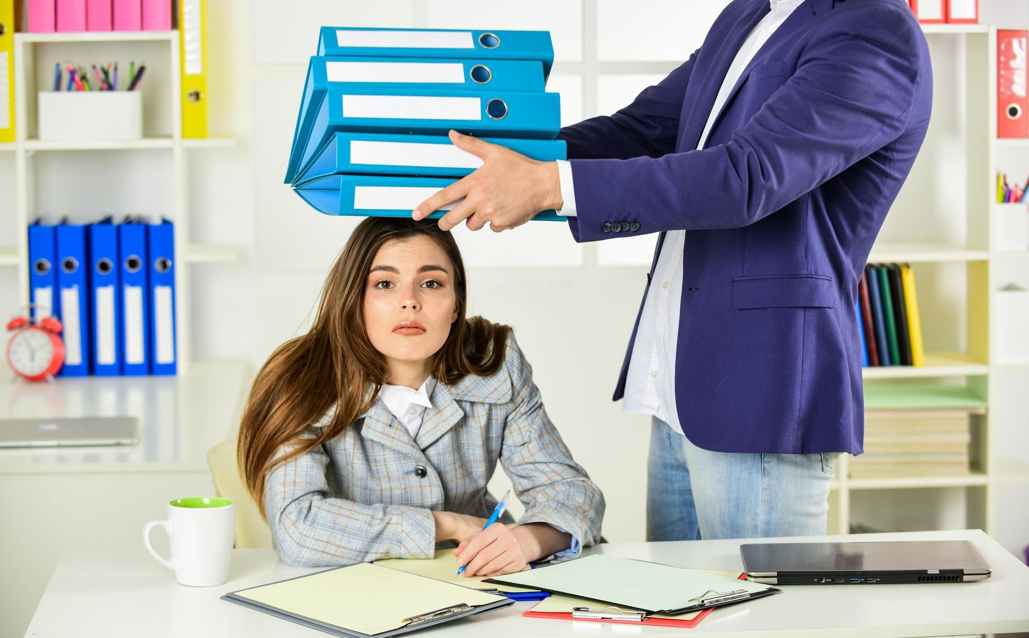 Sekretarka z wieloma folderami nowoczesne życie biurowe kobieta i mężczyzna robią interesy biznesmen doradztwo z kolegą dokonują analizy nowej strategii szef i pracownik pracują z dokumentami