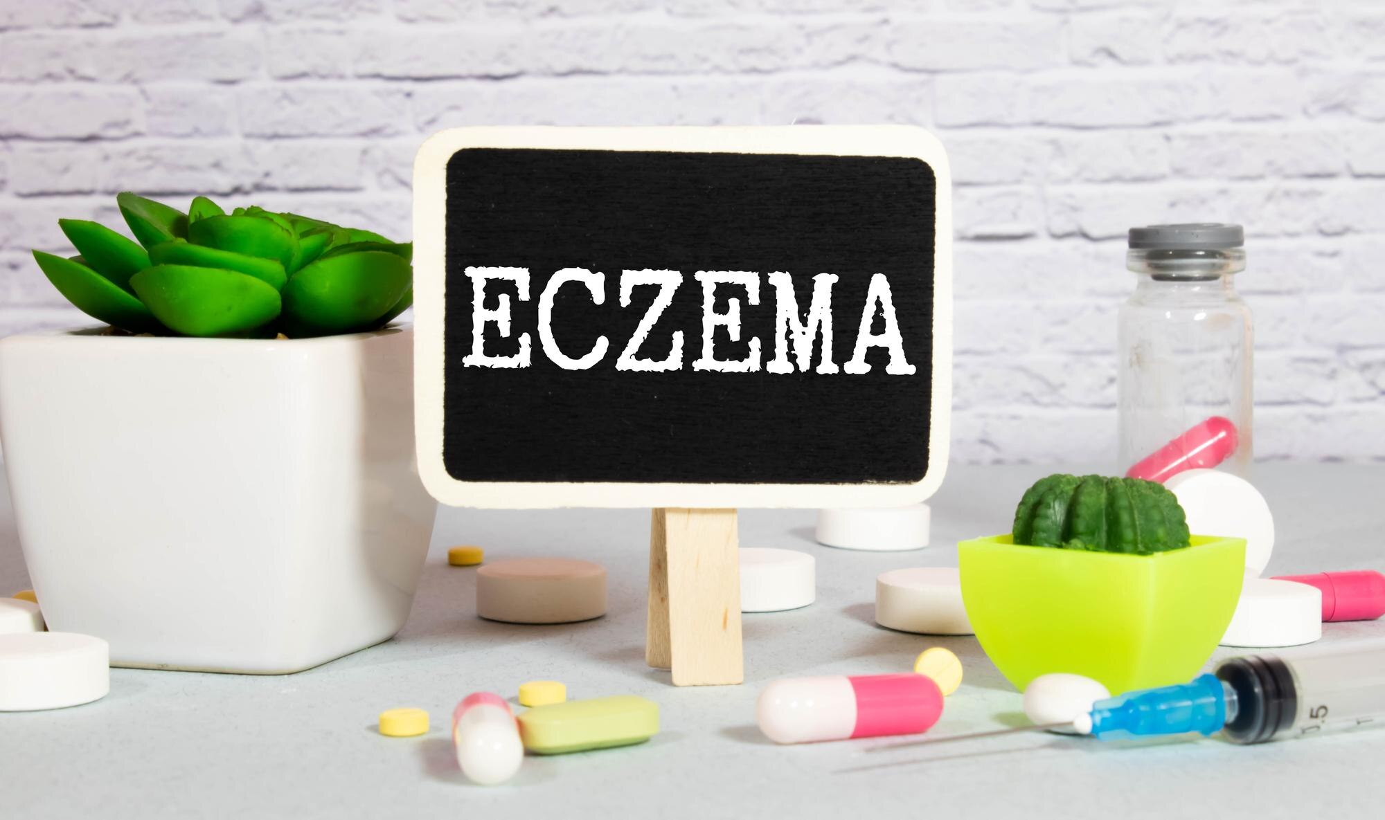 Eczema Lekarz z tablicą na białym tle