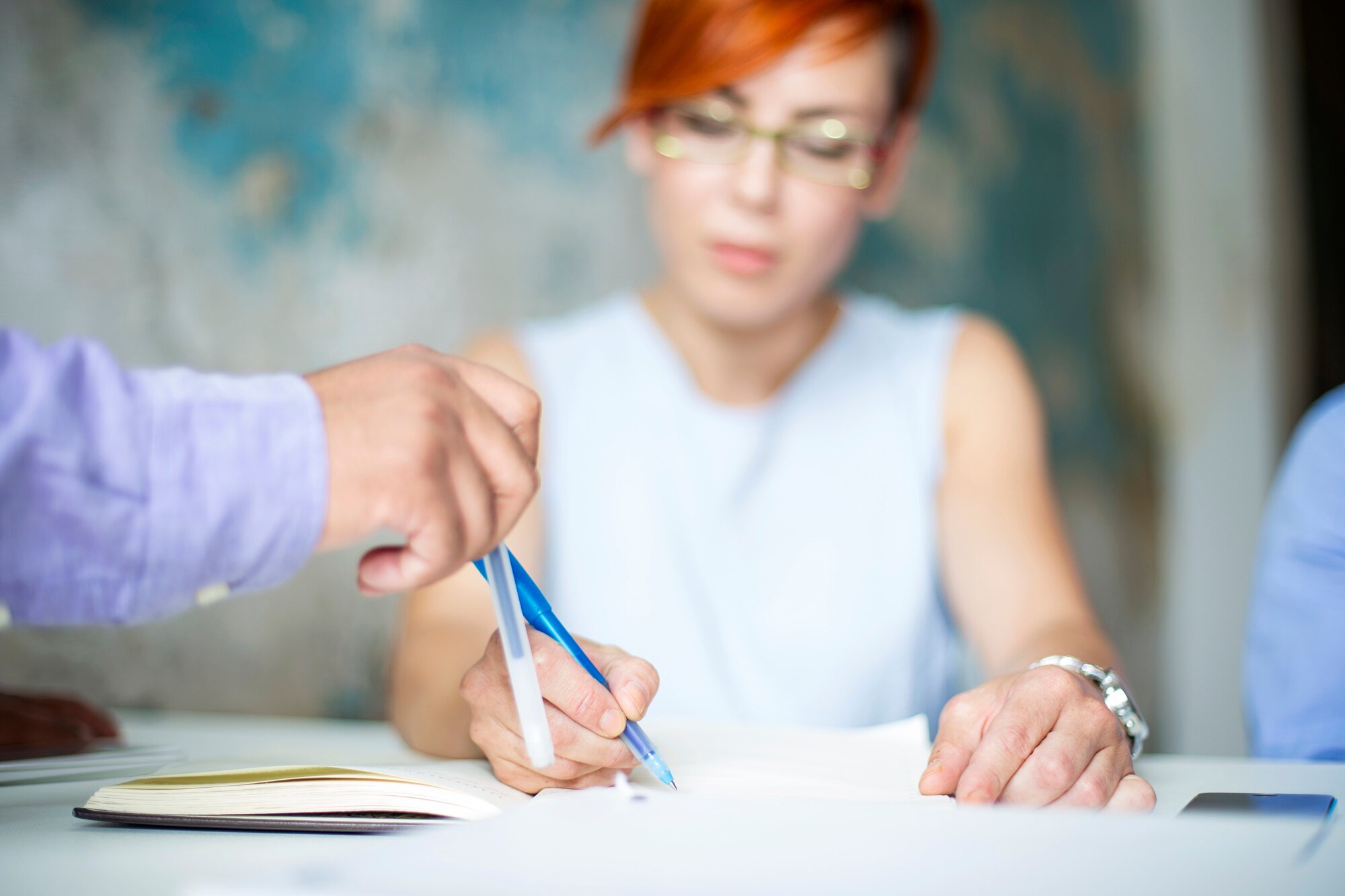 Młodzi ludzie pracujący w biurze grunge