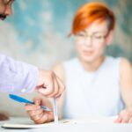 Młodzi ludzie pracujący w biurze grunge