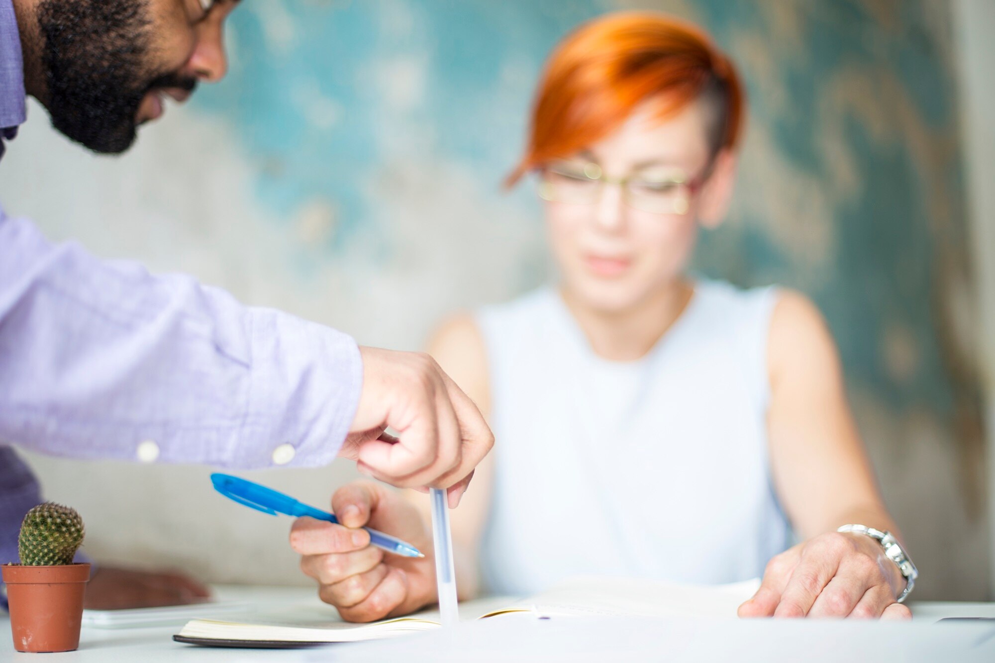 Młodzi ludzie pracujący w biurze grunge