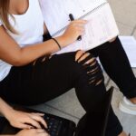 Dwie studentki przygotowują się do egzaminów