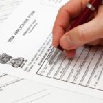 Mężczyzna wypełniający formularz wniosku o wizę do Indii