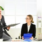 Świetna robota biznesmen i asystent sekretarza wyglądają na dokumentację szefa i pracownika udanego partnerstwa mężczyzna i kobieta podczas burzy mózgów w zakresie współpracy biurowej i koncepcji budowania zespołu