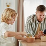 Blond chłopiec z ojcem na śniadaniu