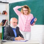 Uczennica w pobliżu tablicy Jej esej pełen błędów Koncepcja niepowodzenia Życie uczniów Uczeń zdenerwowany oceną Koncepcja edukacji szkolnej Sprawdź pracę domową Nauczyciel i uczeń w klasie