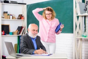 Nauczyciel z wyrokiem w zawieszeniu – czy może nadal pracować?