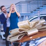 Piękna młoda blondynka śpi w łóżku