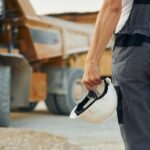 Widok z bliska Pracownik w mundurze zawodowym jest w dzień wypożyczenia