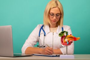anatomiczny model trzustki na biurku lekarza