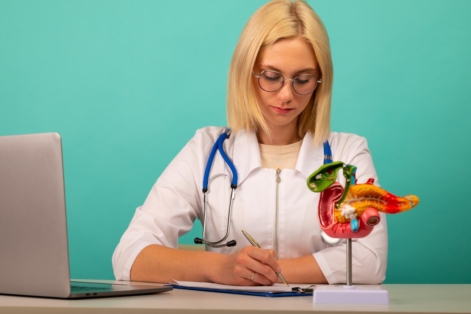 anatomiczny model trzustki na biurku lekarza