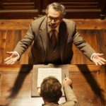 Zastępca w sali sądowej w kinematograficznym ustawieniu