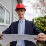 Inżynier sprawdza kartografię i rozplanowanie kolejnych prac