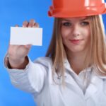 Uśmiechnięta kobieta lekarz medycyny z białą kartą