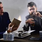 Mężczyźni z klasą i statusem Partnerzy biznesowi z pieniędzmi gotówkowymi Biznesmeni piszą sprawozdania finansowe podczas picia i palenia Pośrednicy pieniężni obliczający wzrost zysków Udana inwestycja w biznes