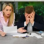 Para czyta okropne wiadomości dotyczące ich finansów